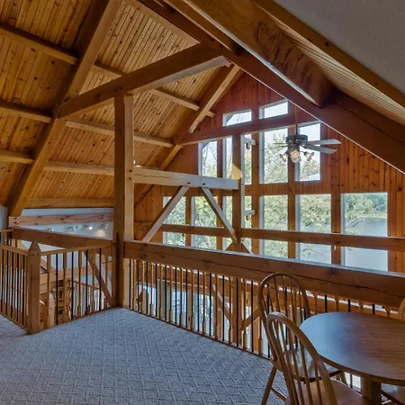 Custom Waterfront Lodge, 4 Bed, 4 Bath, Sleeps 12!